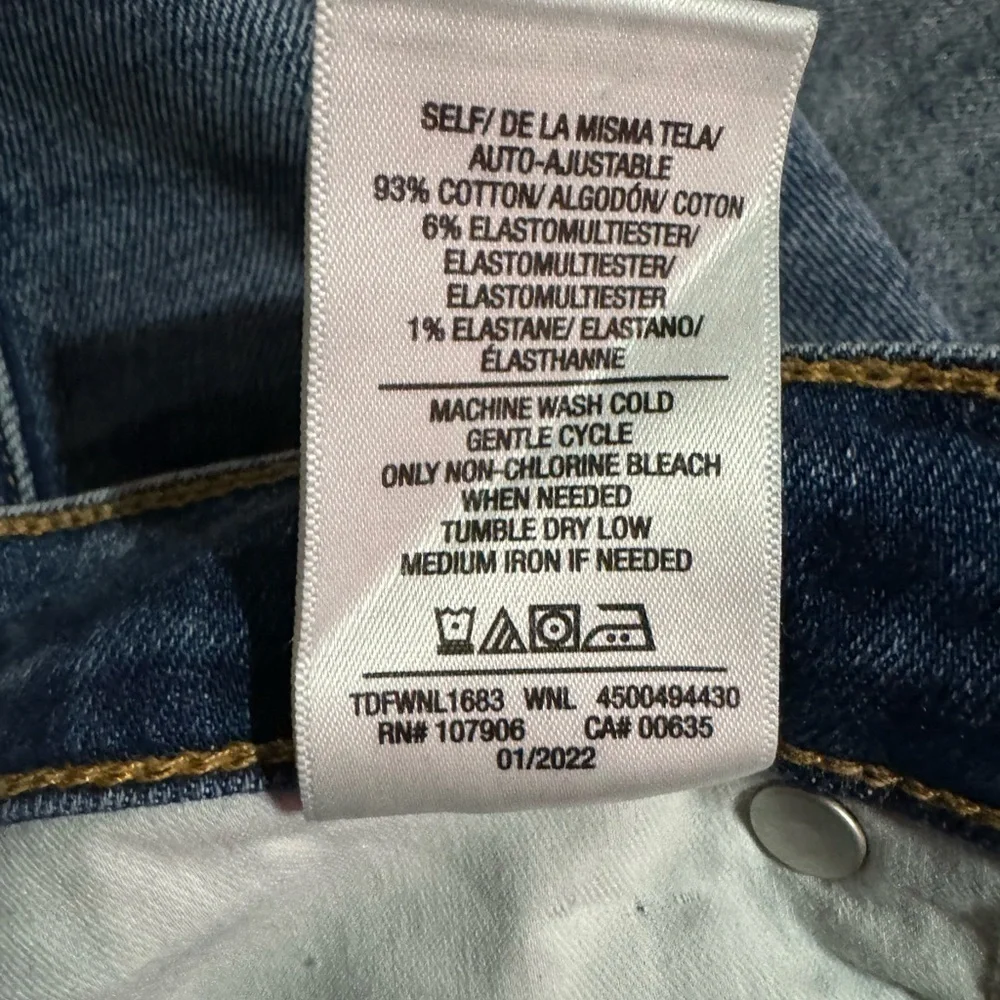 Hudson Amelia Mid-Rise Denim Blue Jean Knee Shorts in Winelight New